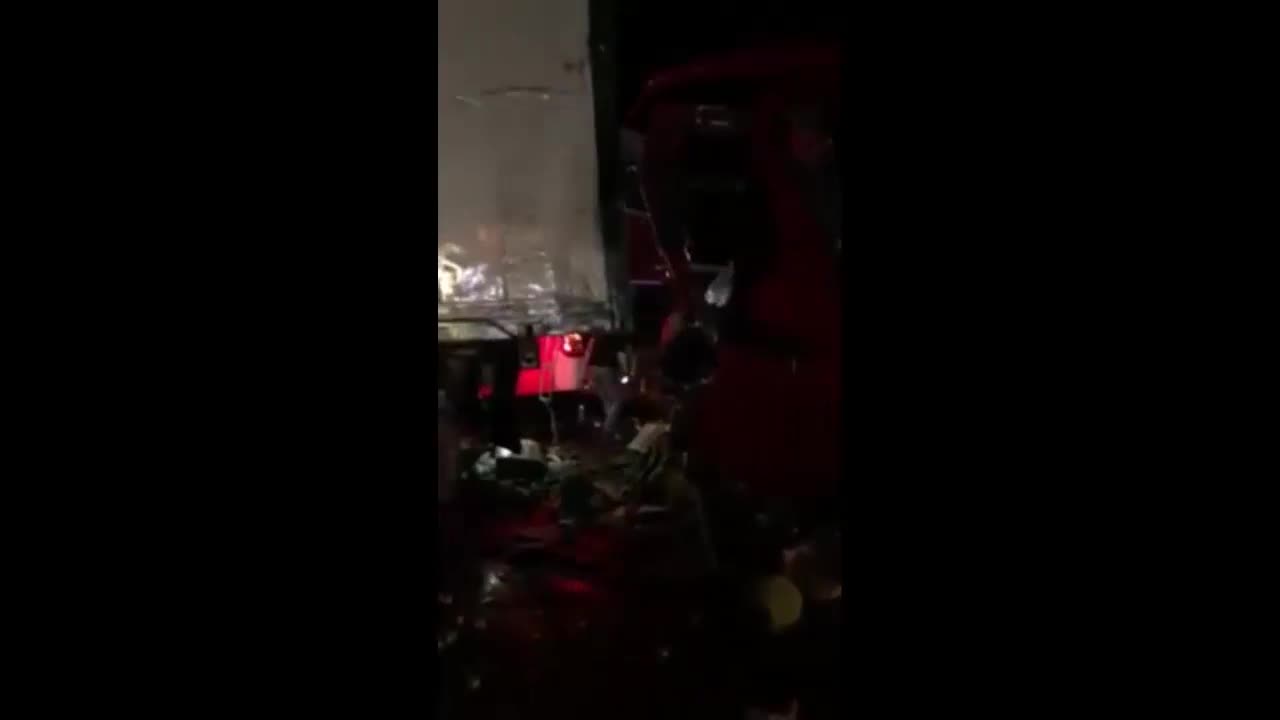 Clip: Xe khách tông vào xe container, dân hợp sức giải cứu tài xế