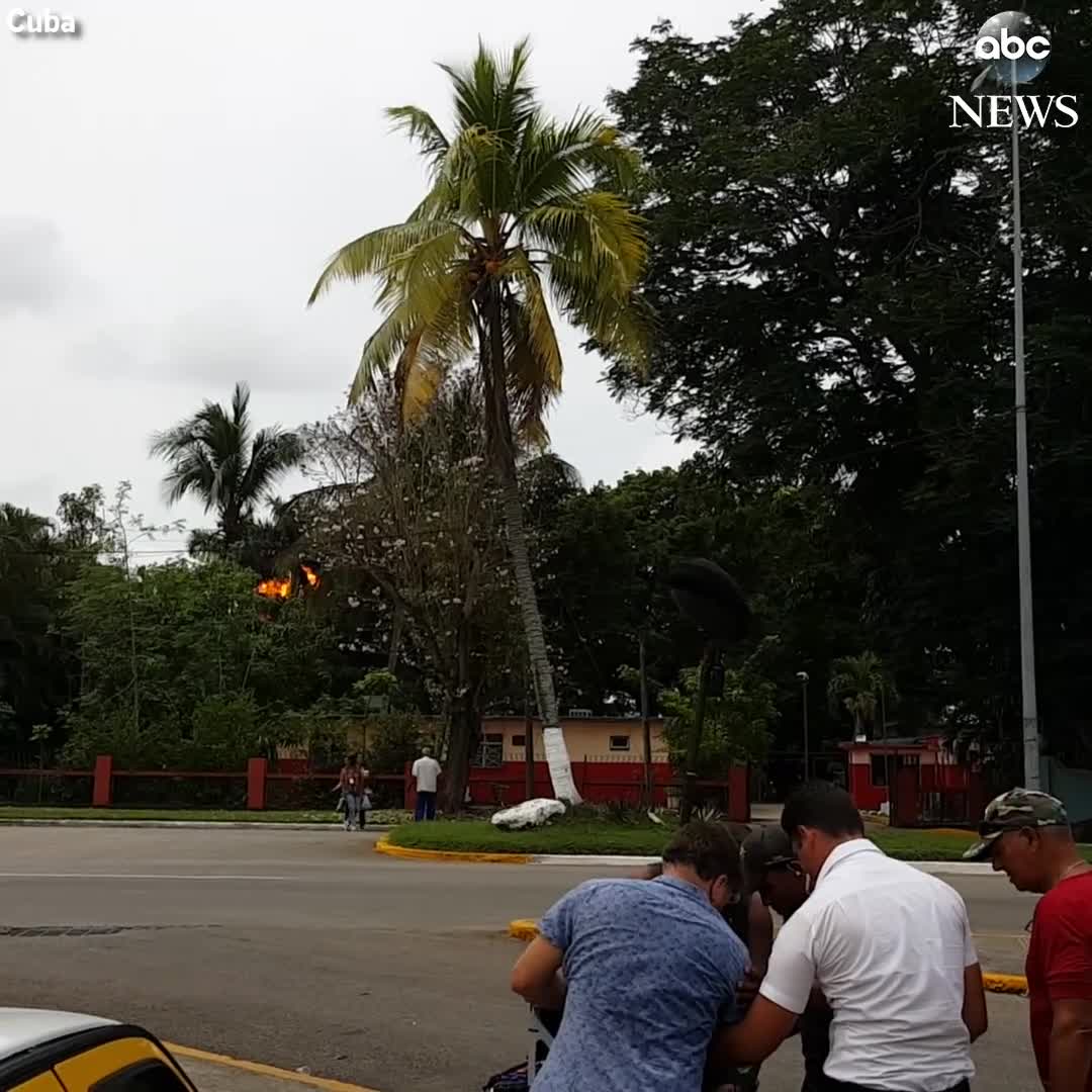 Khoảnh khắc máy bay của Cuba nổ tung khi lao xuống đất 