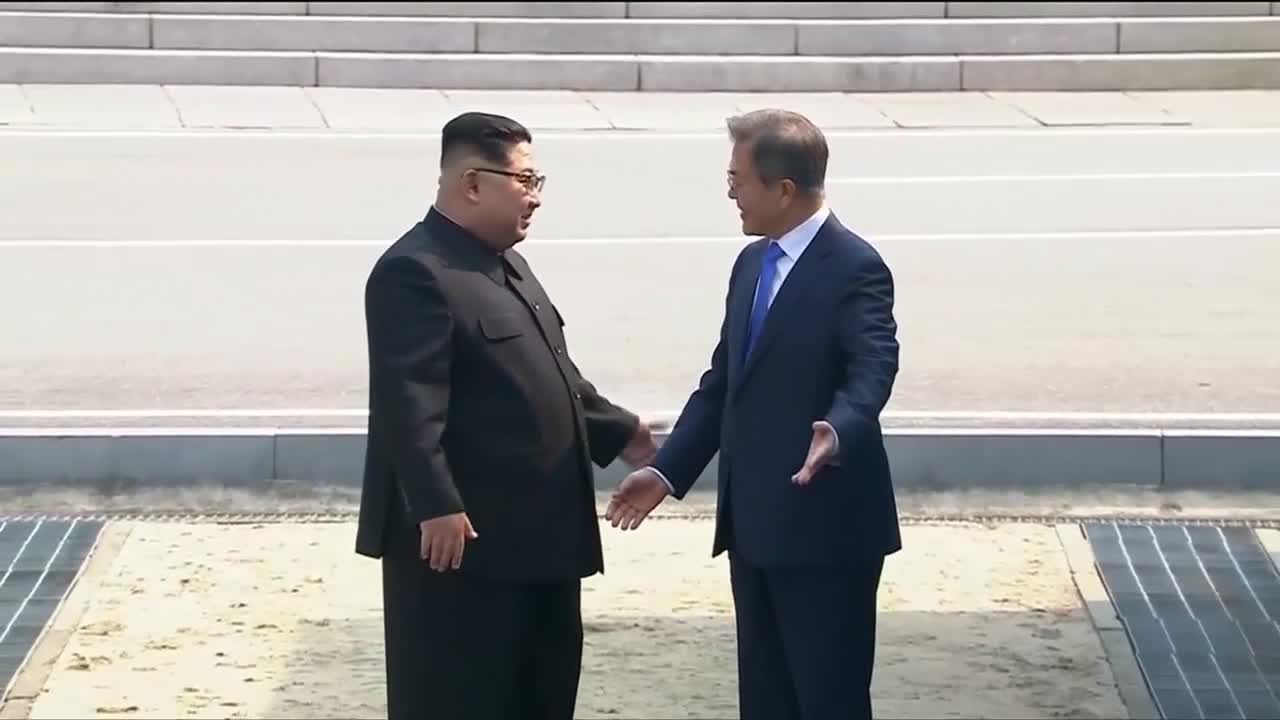 Tổng thống Hàn Quốc bước sang lãnh thổ Triều Tiên
