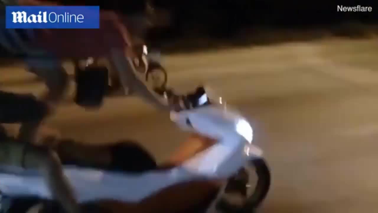 Hai thanh niên làm xiếc trên xe máy ở Hà Nội lên báo Anh