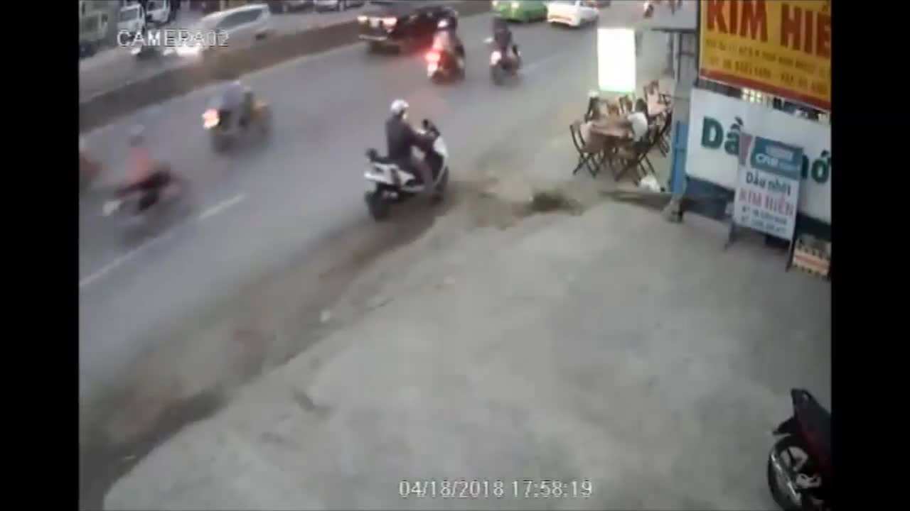 Clip: Màn dàn cảnh trộm xe vô cùng tinh vi giữa phố Sài Gòn