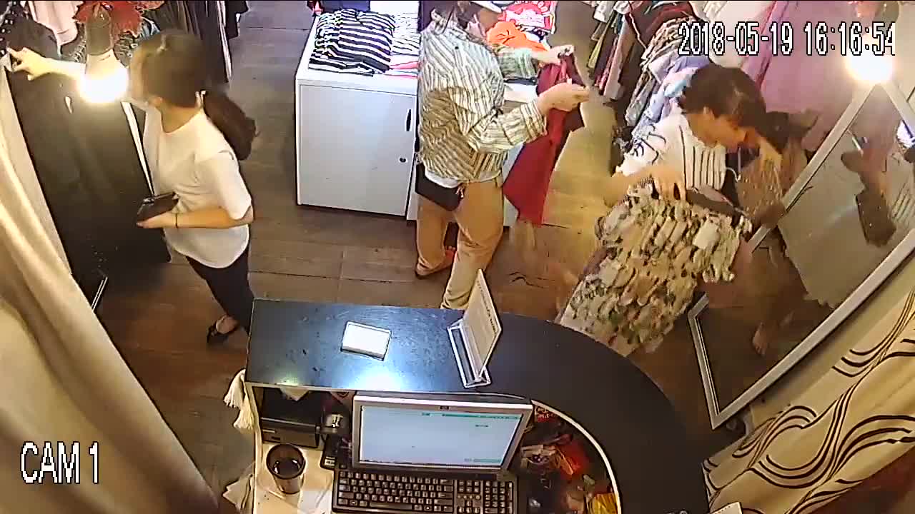 Clip: Người phụ nữ vờ mua hàng rồi trộm điện thoại nhanh như chớp