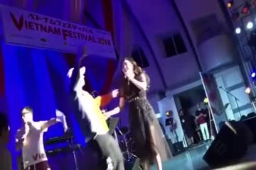 Bị cưỡng hôn trên sân khấu, Văn Mai Hương có cách xử lý cực ngầu