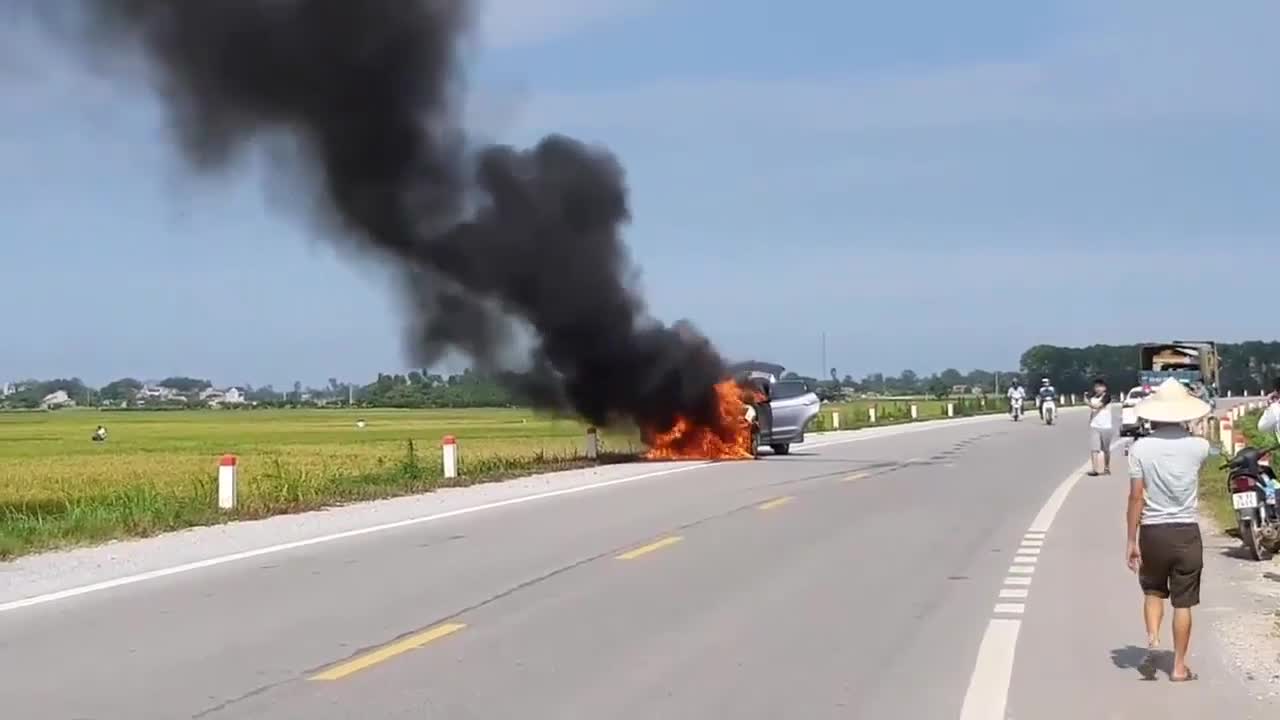Ô tô con đang chạy bất ngờ bốc cháy ngùn ngụt trên quốc lộ