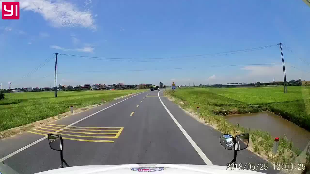Ô tô chạy tốc độ cao đâm thẳng vào xe máy đang sang đường 