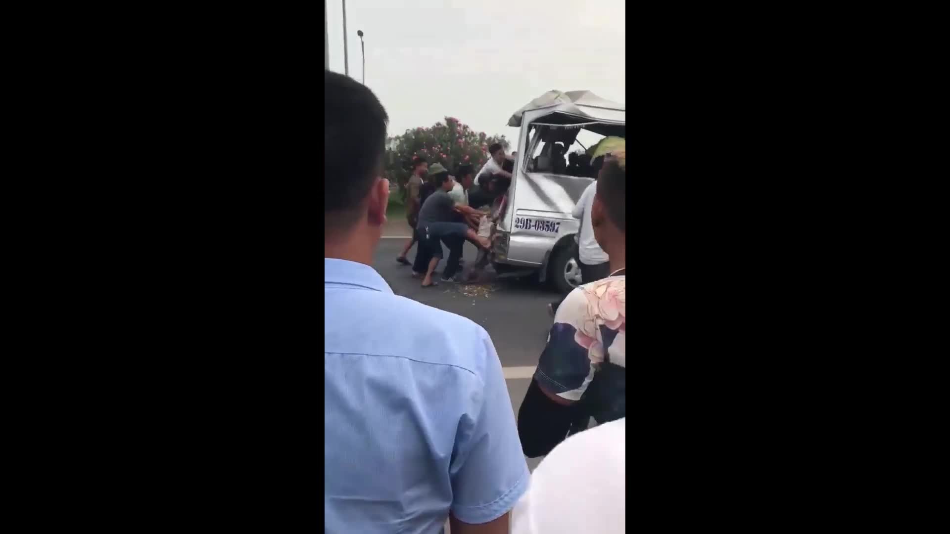 Người dân phá cửa ô tô, giải cứu hành khách mặc kẹt sau tai nạn