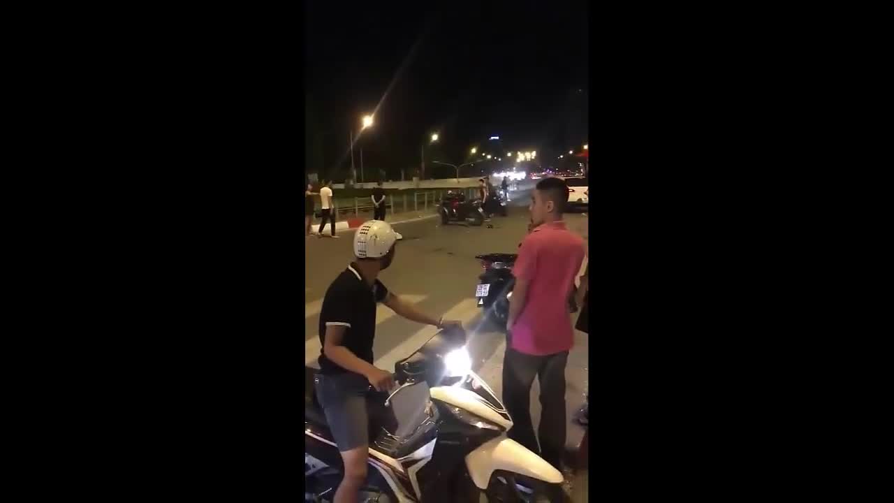 Hai nhóm thanh niên cầm hung khí hỗn chiến giữa phố Hà Nội