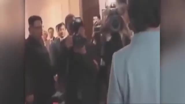 Ông Kim Jong-un gạt phóng viên sang một bên để nhường đường cho hai phu nhân