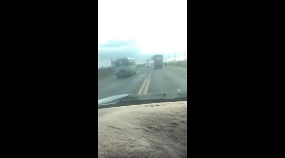 Clip: Cậu bé đu bám sau xe tải khiến người đi đường khiếp vía