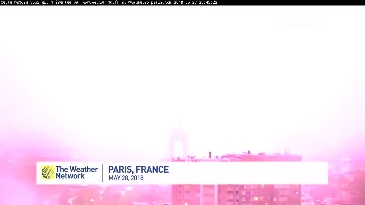 Khoảnh khắc sét đánh trúng tháp Eiffel giữa cơn bão