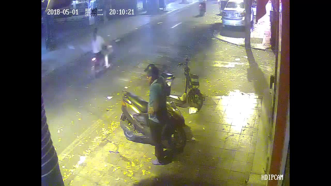 Thanh niên mất cả tiếng đứng do thám để trộm xe máy điện