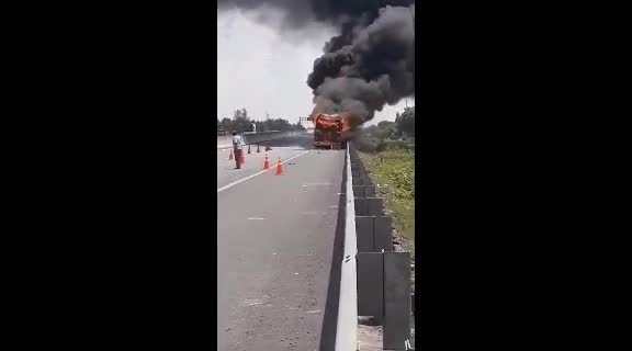 Hiện trường vụ cháy xe khách giường nằm trên cao tốc Trung Lương