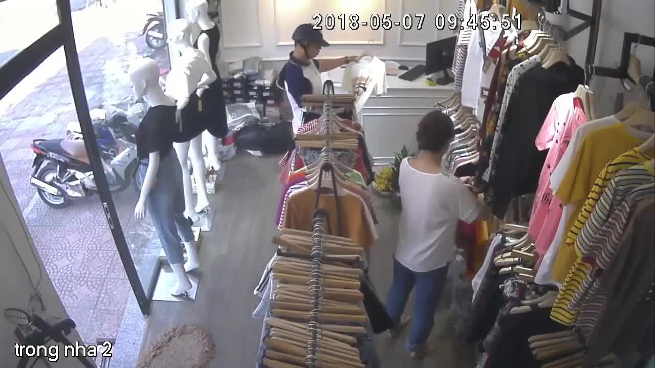 Người đàn ông vờ mua hàng rồi trộm điện thoại trong shop quần áo