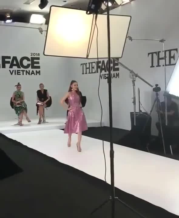 Clip: Minh Hằng catwalk đầy tự tin tại The Face 2018