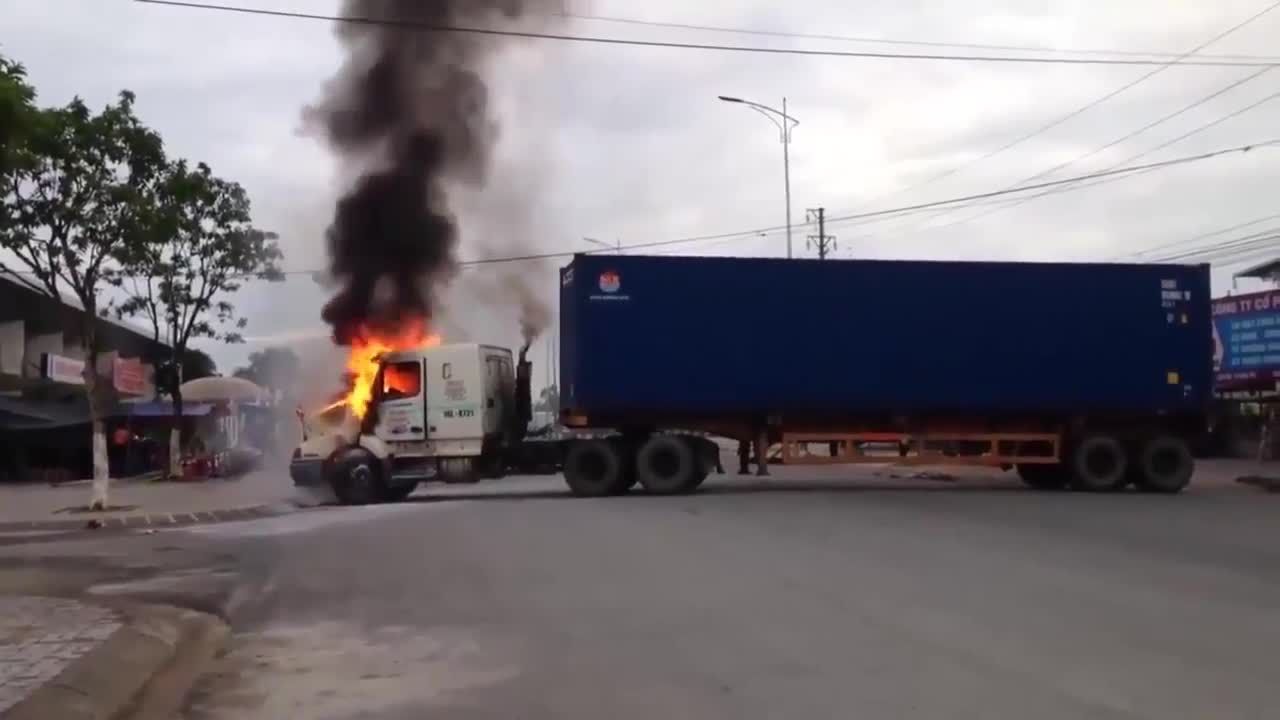 Container bất ngờ bốc cháy dữ dội ngay trước cổng công ty may