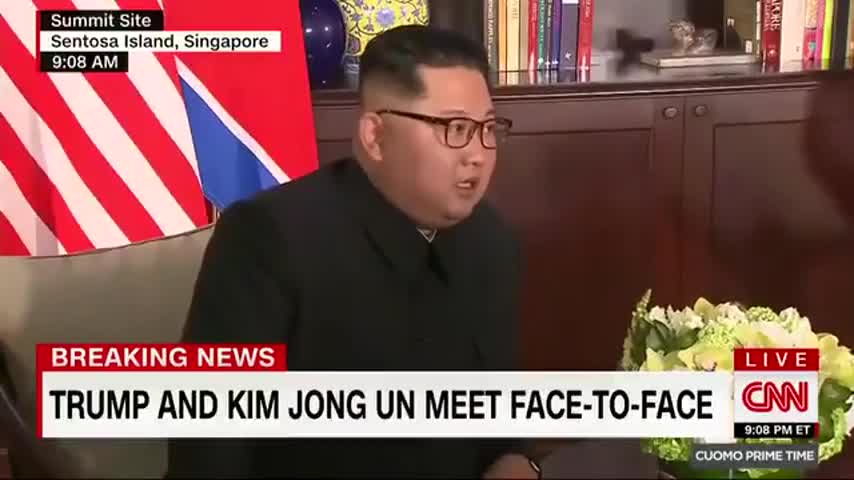 Tổng thống Mỹ Donald Trump và lãnh đạo Triều Tiên Kim Jong-un bắt tay trong phòng hội đàm.