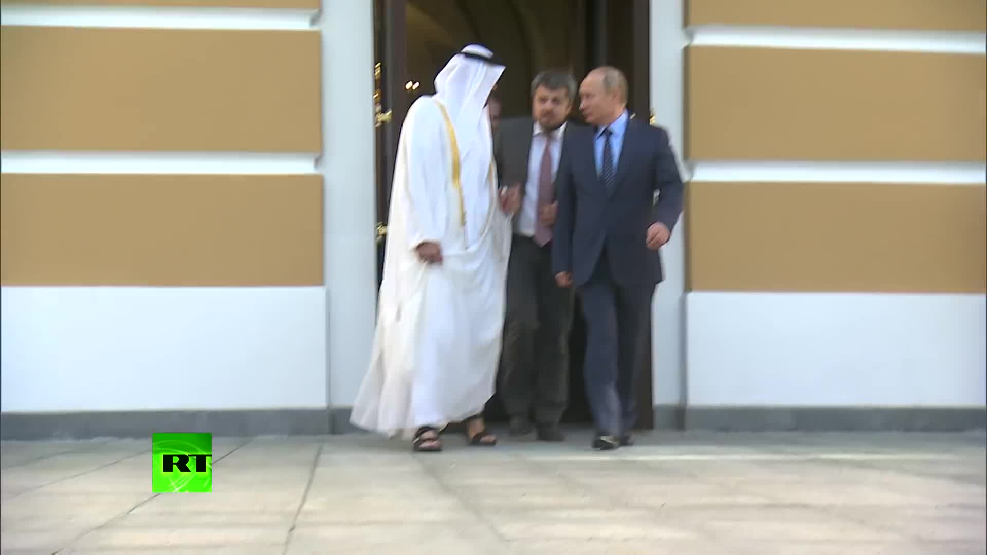 Tổng thống Putin khoe siêu xe với Thái tử Abu Dhabi
