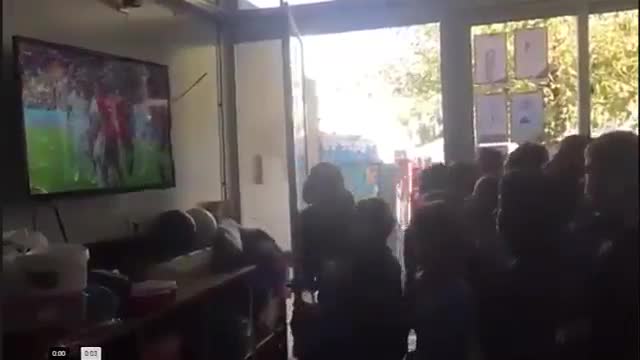 Clip: Học sinh Uruguay được nghỉ để xem World Cup 