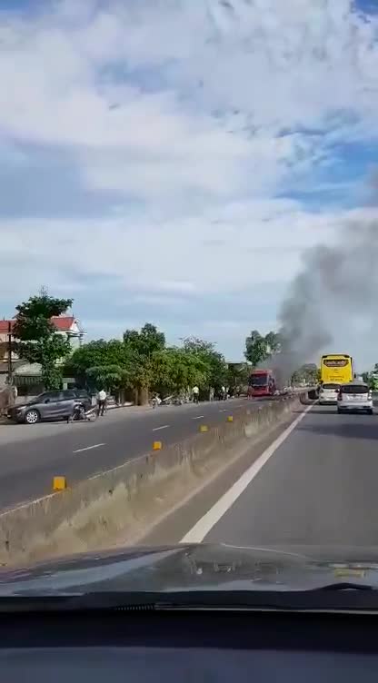 Video xe khách bốc cháy khi đang chạy trên đường