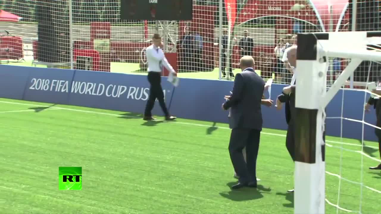 Putin trổ tài chơi bóng trên Quảng trường Đỏ