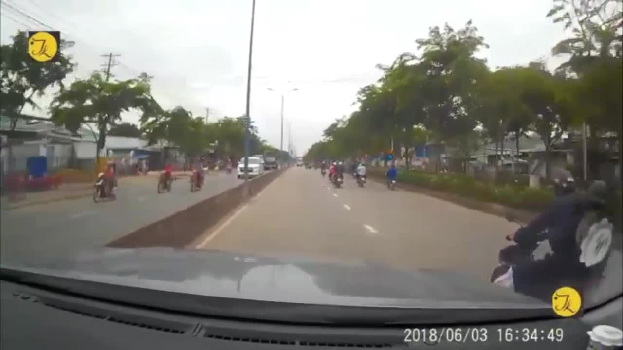 Clip: Va chạm với xe máy, nam thanh niên lao thẳng xe vào đầu ô tô