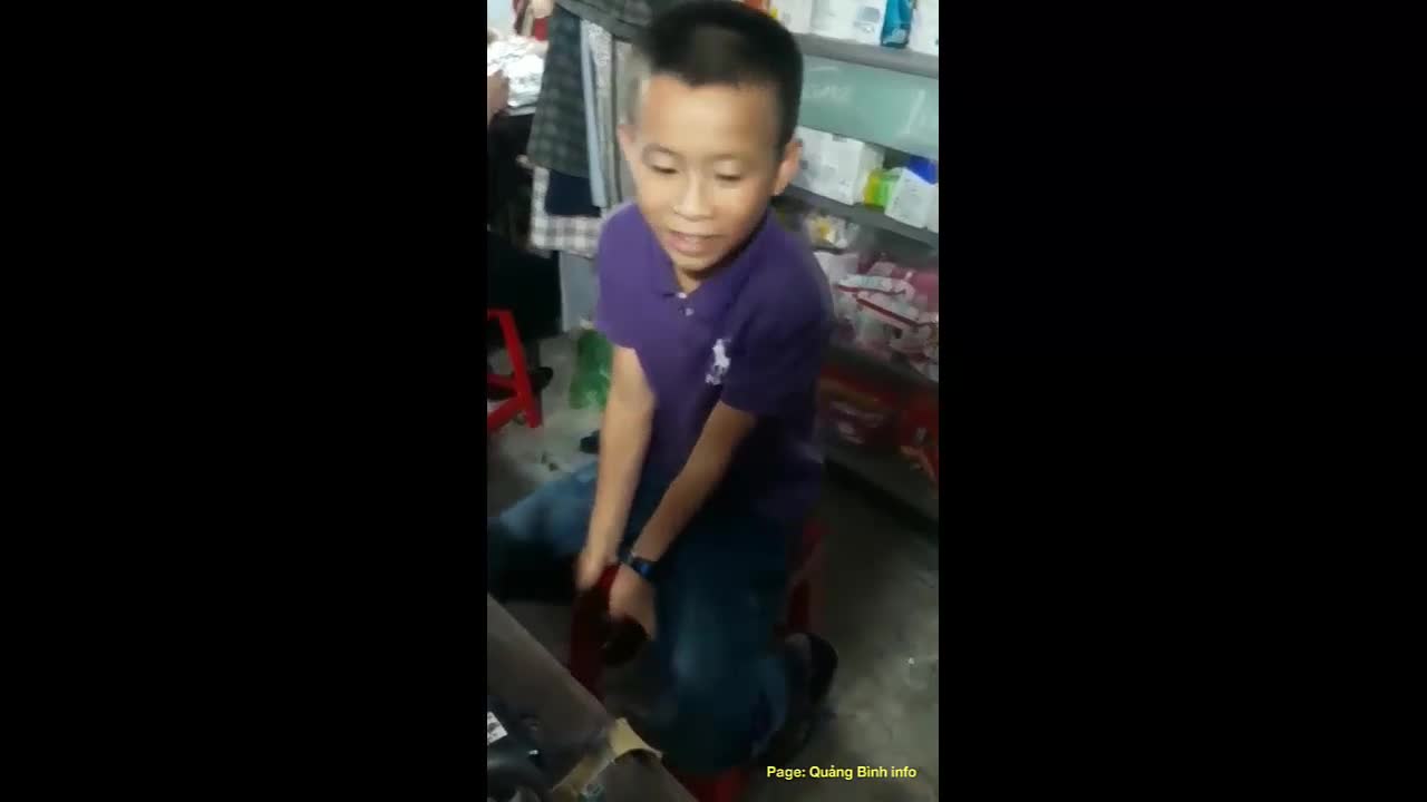 Cậu bé Quảng Bình hát Mưa chiều miền Trung gây bão dân mạng