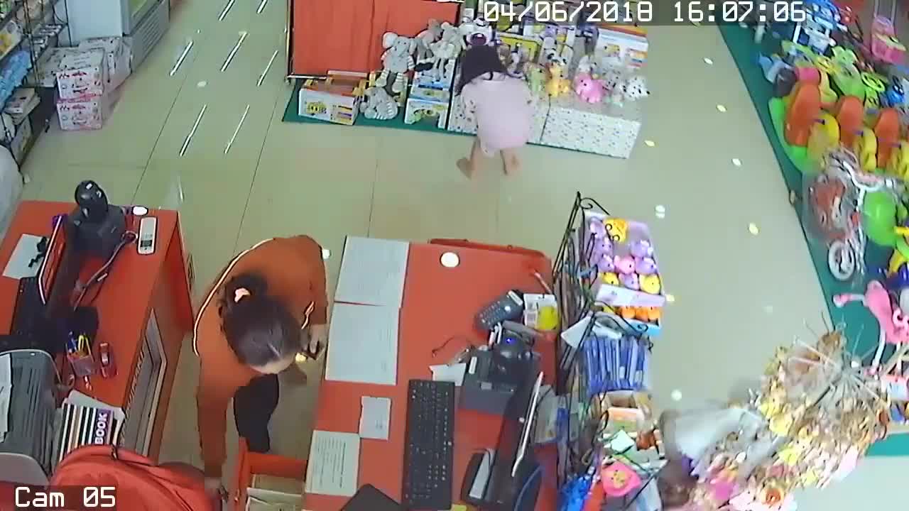 Clip: Người phụ nữ dẫn theo bé gái đi trộm tiền trong shop trẻ em