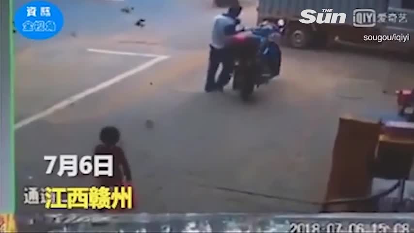 Trung Quốc: Bé gái 3 tuổi bị người lạ, bế lên xe rồi phóng đi.