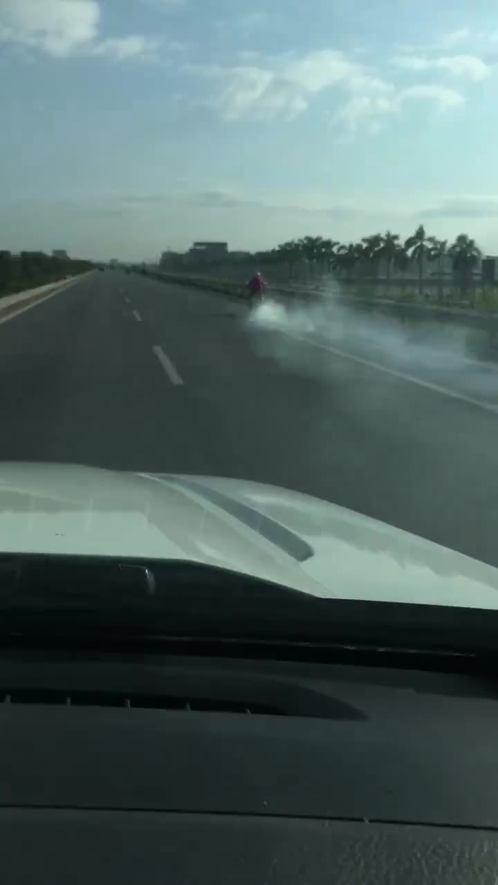 Clip: Ninja Lead phóng xe bạt mạng, cho ô tô hít khói