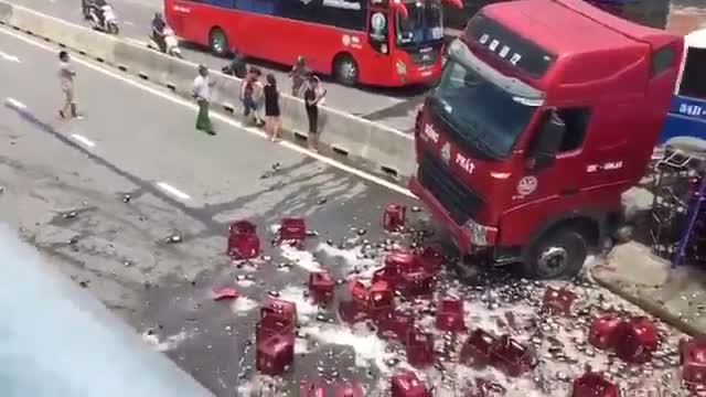 Thanh Hóa: Xe tải gặp tai nạn, hàng trăm chai bia đổ vỡ trên đường
