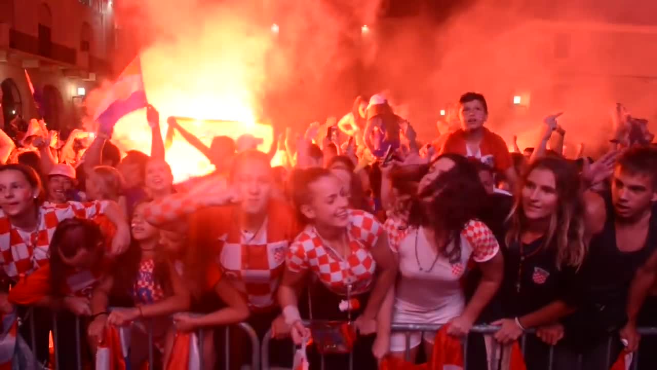 Clip: Người dân Croatia đổ ra đường ăn mừng