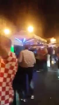 Clip: CĐV Croatia ăn mừng sau trận bán kết