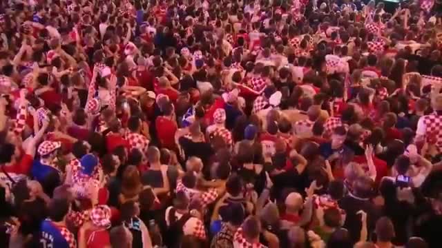 Clip: CĐV Croatia ăn mừng ngay trên SVĐ