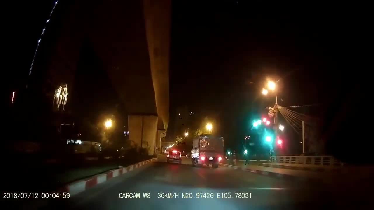 Cố tình “thông chốt”, xe máy tông ngã cảnh sát giao thông