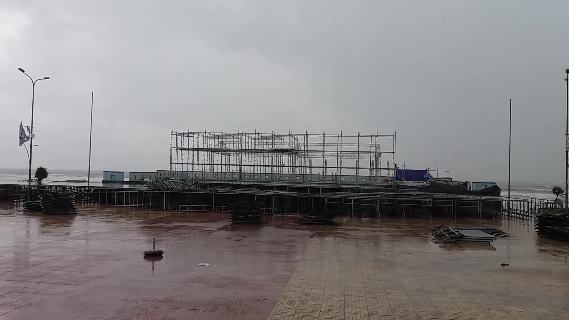 Công tác xây dựng sân khấu chung khảo Hoa hậu Việt Nam bị ảnh hưởng do mưa
