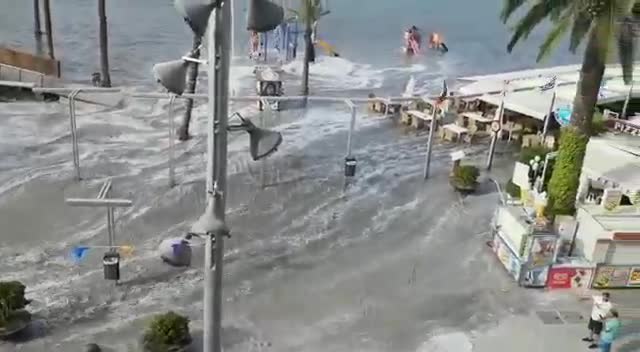 Sóng dữ đánh vào bãi biển du lịch ở Tây Ban Nha