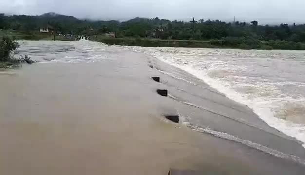 Nước ngập cầu tràn, chia cắt nhiều thôn bản ở Nghệ An