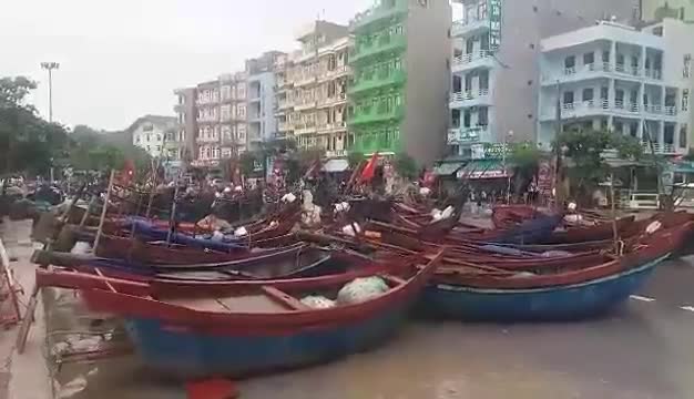 Clip: Ngư vân Thanh Hóa đưa thuyền bè lên phố tránh bão Sơn Tinh