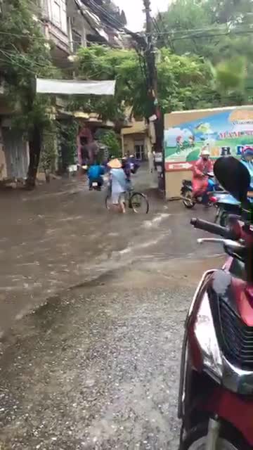 Đường phố Hà Nội ngập lụt