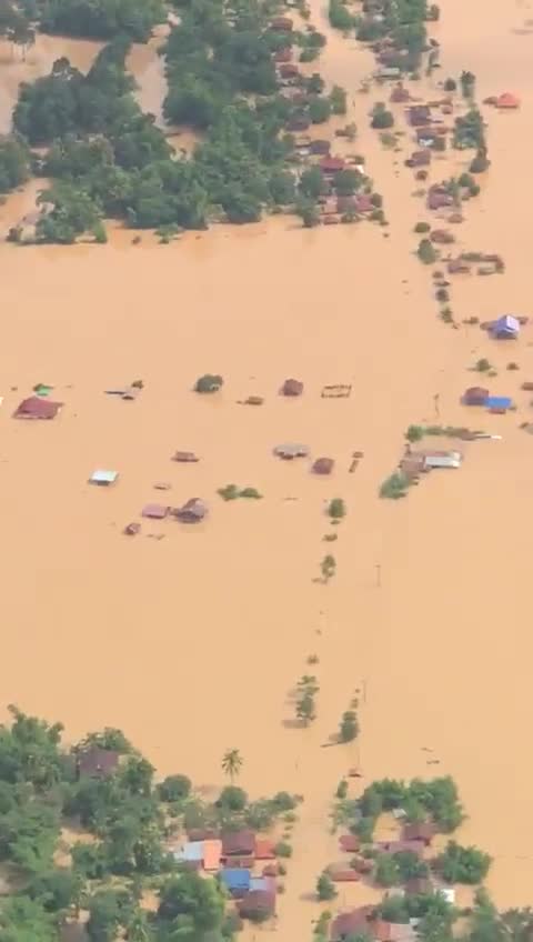 Toàn cảnh ngôi làng ngập chìm trong nước sau vụ vỡ đập thủy điện ở Lào