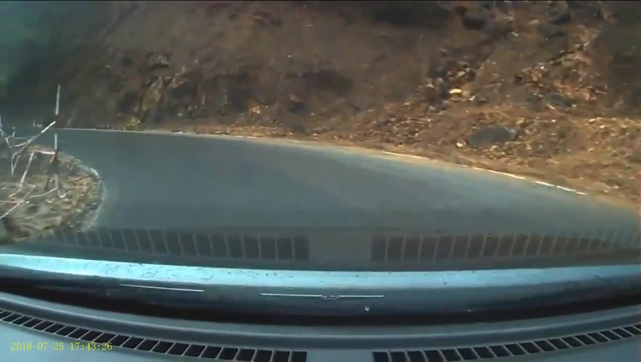 Đường trơn, ô tô quay tròn khi đổ đèo