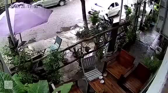 Video: Ông chủ quán cà phê bị đối tượng lạ mặt bắn giữa ban ngày