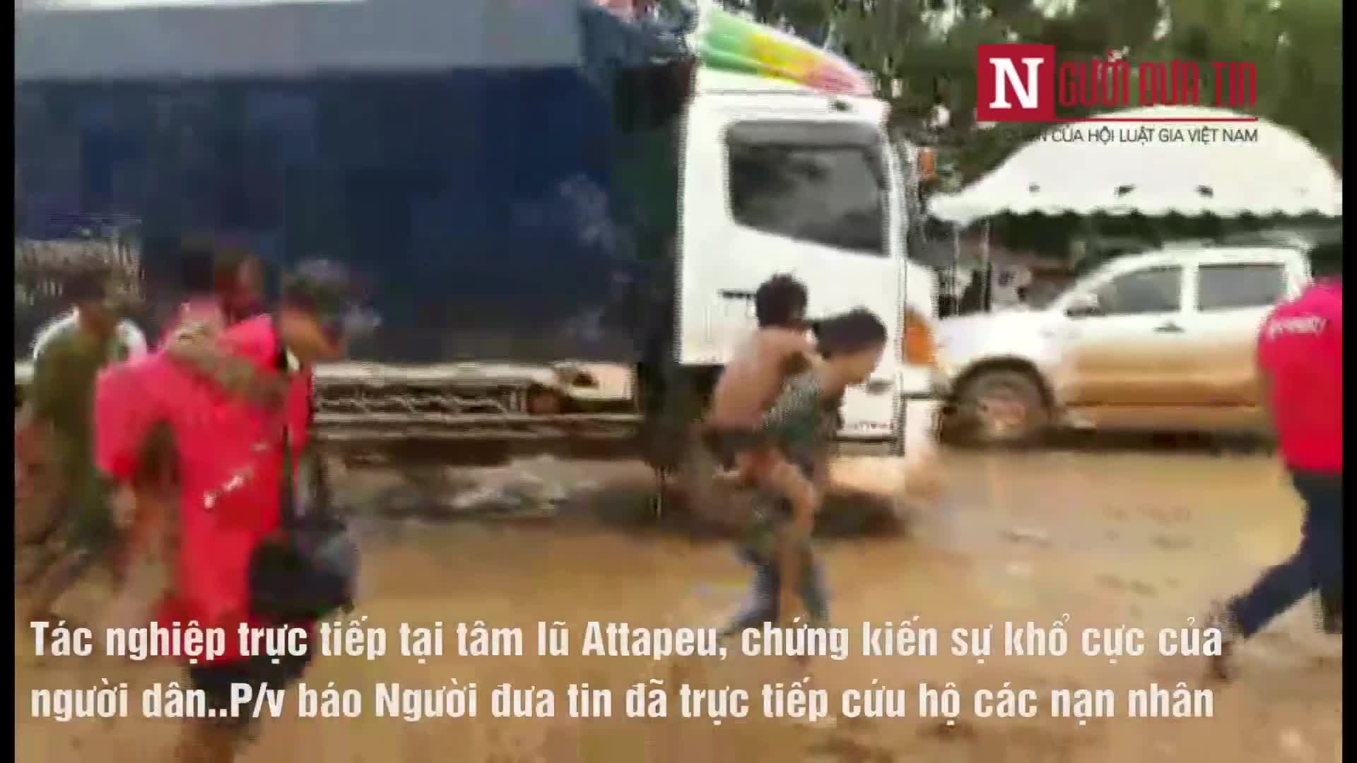 Video PV báo Người Đưa Tin hỗ trợ cứu hộ các nạn nhân tại Attapeu