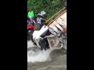 Video xe cứu trợ của Lào lao xuống sống, 3 người thương vong