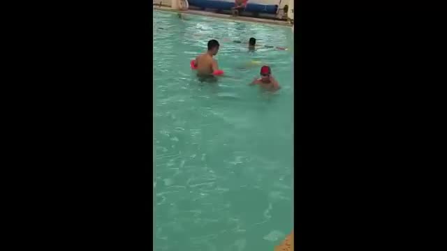 Video: Dạy bơi