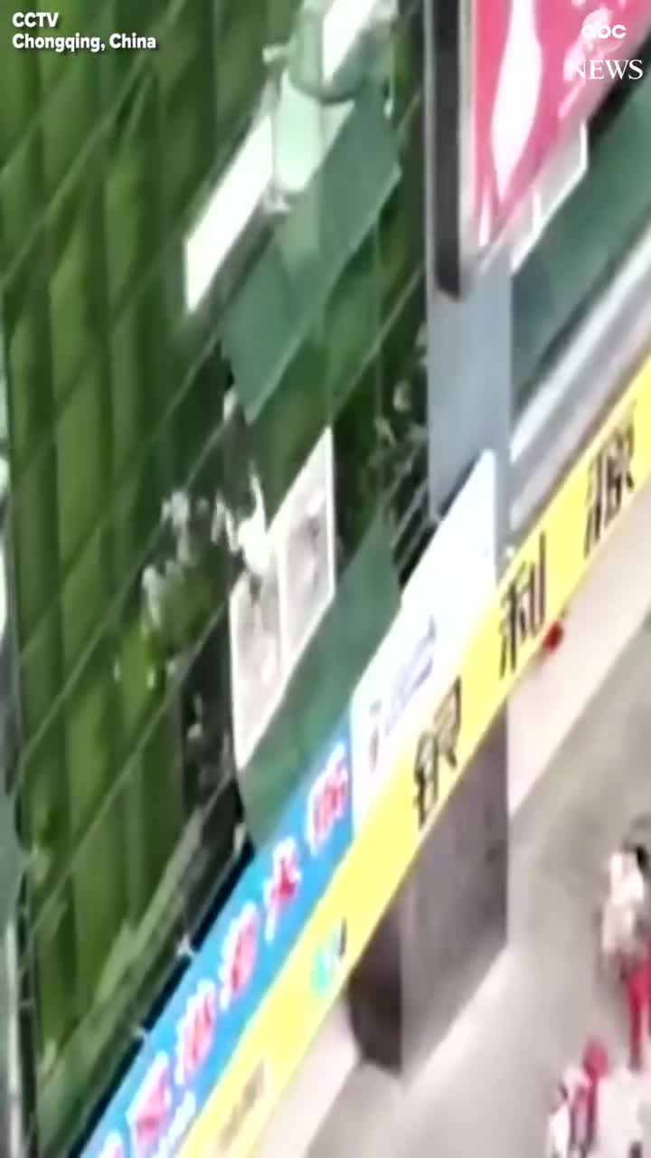 Thót tim cậu bé Trung Quốc ngã từ tầng 4 của một tòa nhà
