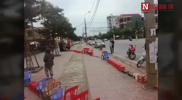 Video người dân Hà Tĩnh đặt gạch, sắp ghế giữ chỗ mua vé xem chung kết VTV Cup