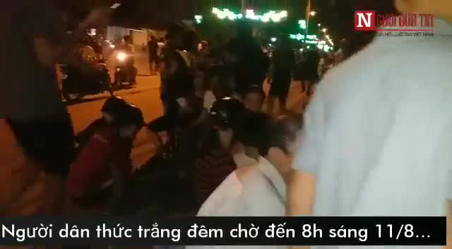 Video Người dân Hà Tĩnh thức xuyên đêm giữ chỗ mua vé xem chung kết VTV Cup
