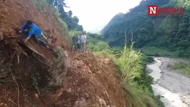 Phá đá thông tuyến đường ở xã biên giới Nghệ An