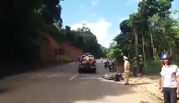 Clip: CSGT Thanh Hóa dùng xe chuyên dụng đưa nạn nhân đi cấp cứu